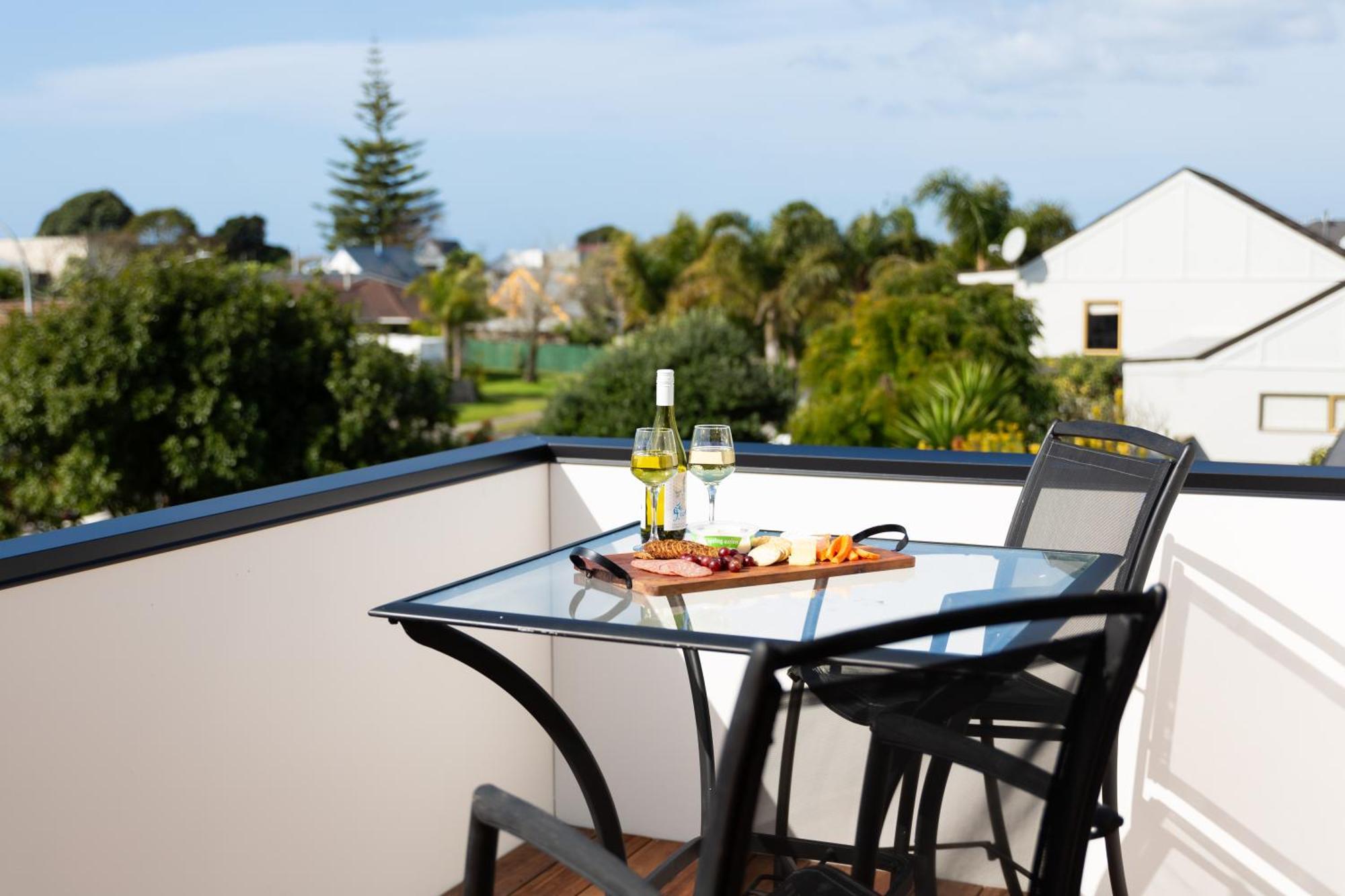 Sandbar Views Beachside Retreat - 100M From The Beach & Pets Welcome Papamoa Exterior foto